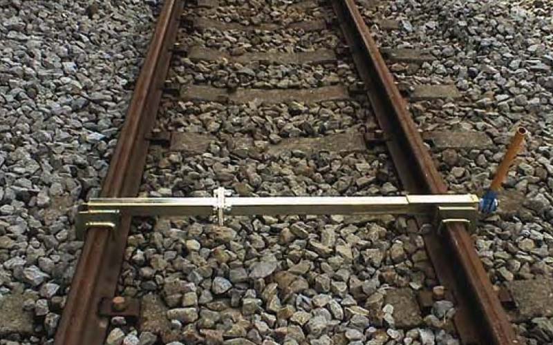 軌間整正器　ネジ式